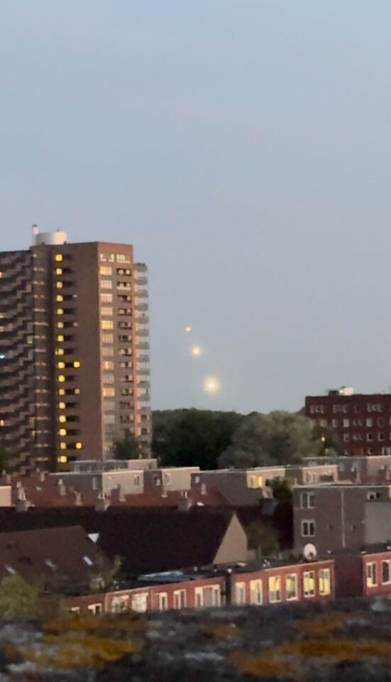 Meerdere lichtbollen van verschillende groten en wisselend van wit naar oranje foto