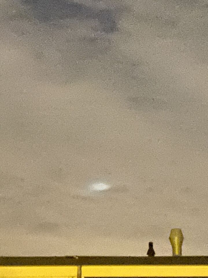 Lichtgevende vlek in wolken foto