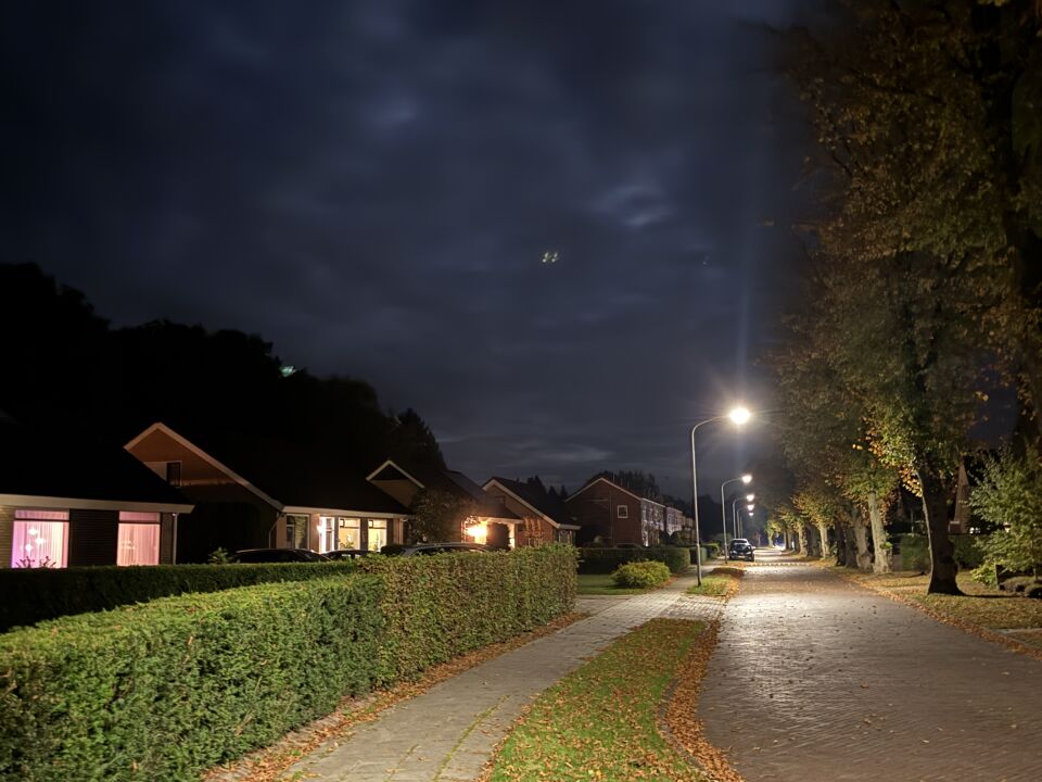 Liep over straat en mijn zoon heeft een foto gemaakt van de lucht foto