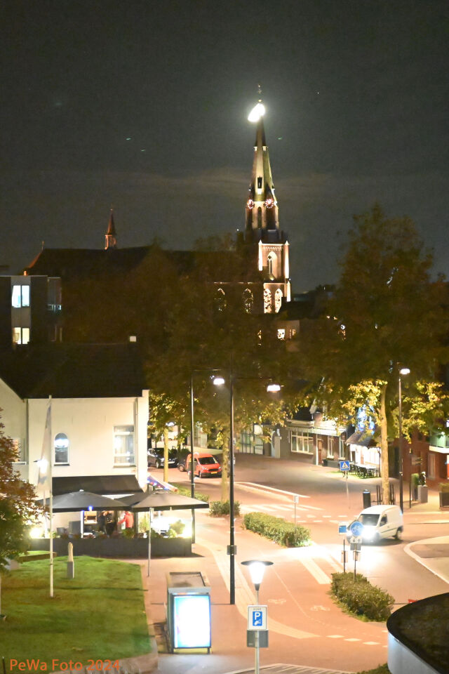 Maan? omringd door 5 groene stippen in de lucht foto