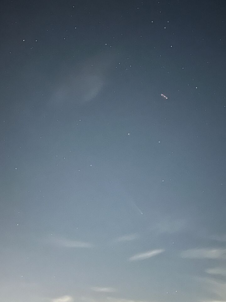 Opname komeet, door de cameralens kwam een vliegende cilindervormig object, was foto