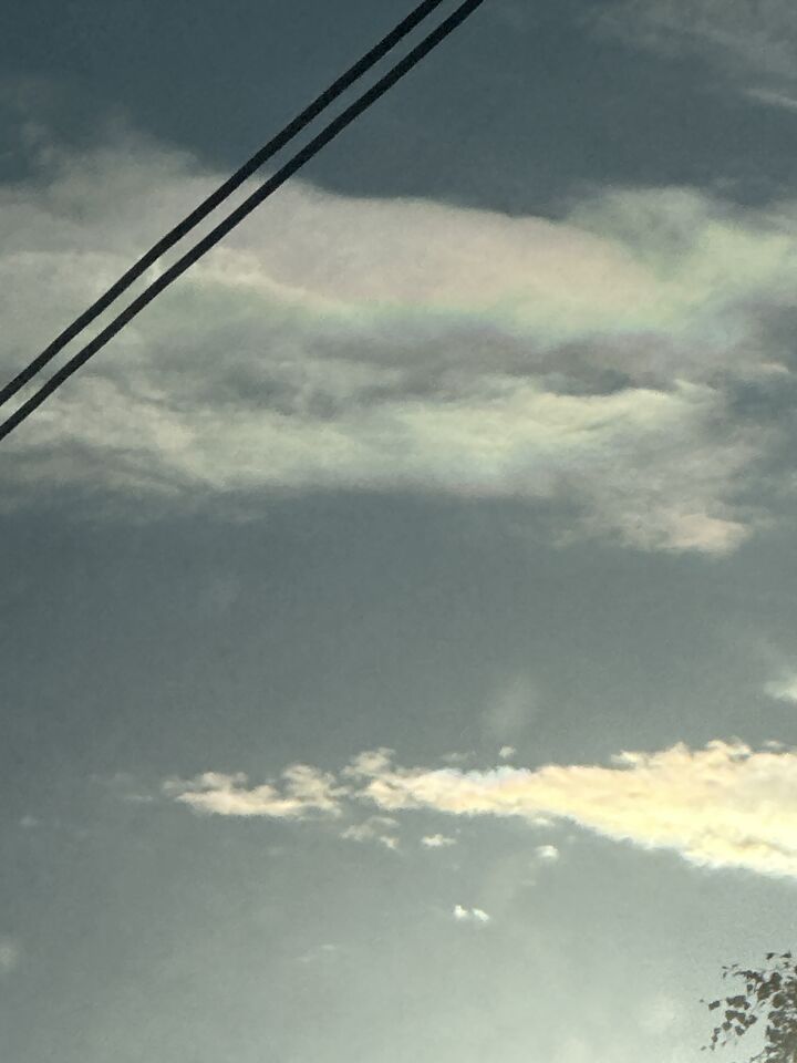 Lichtbol, kubus en regenboog wolken foto