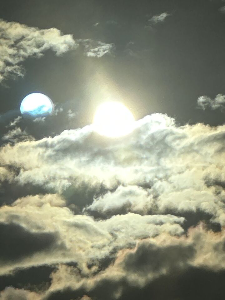 Lichtbol, kubus en regenboog wolken foto