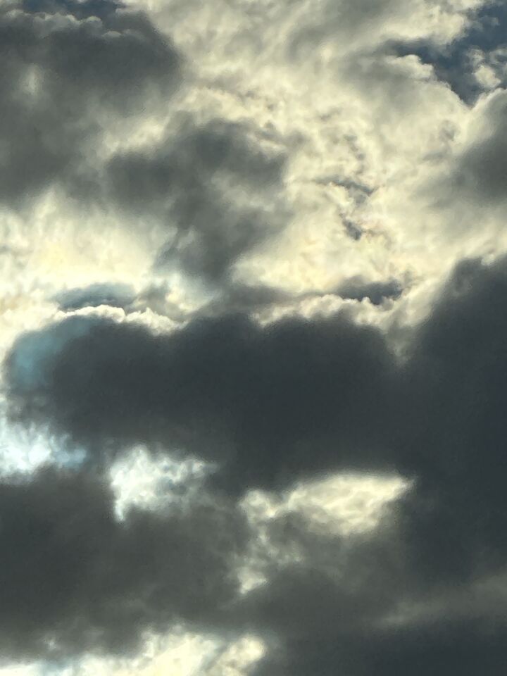 Lichtbol, kubus en regenboog wolken foto