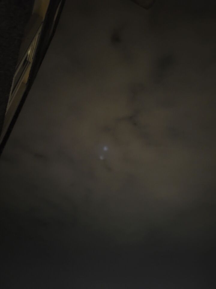 2 witte bollen die je alleen ziet achter de wolken foto