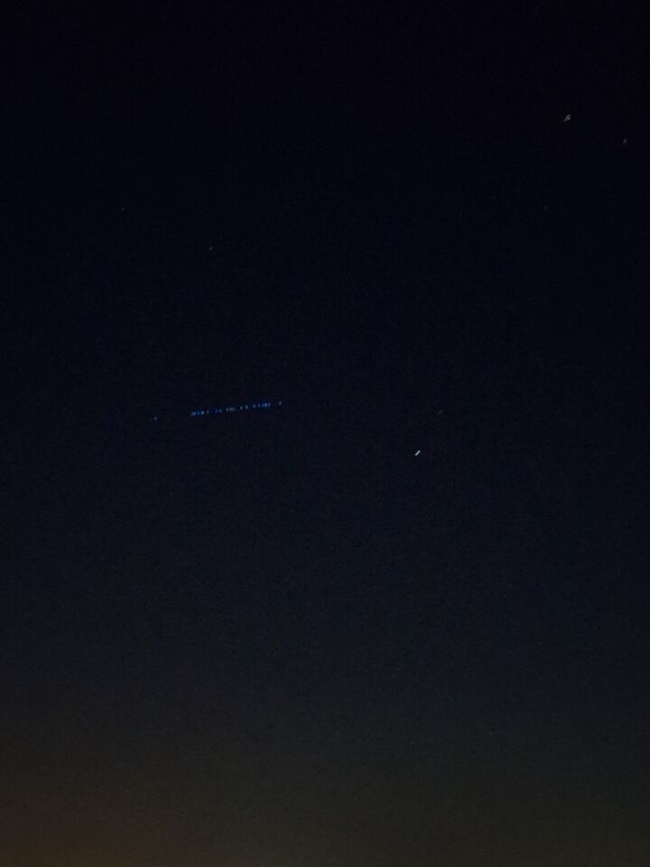 Lange rij blauwe lampen foto