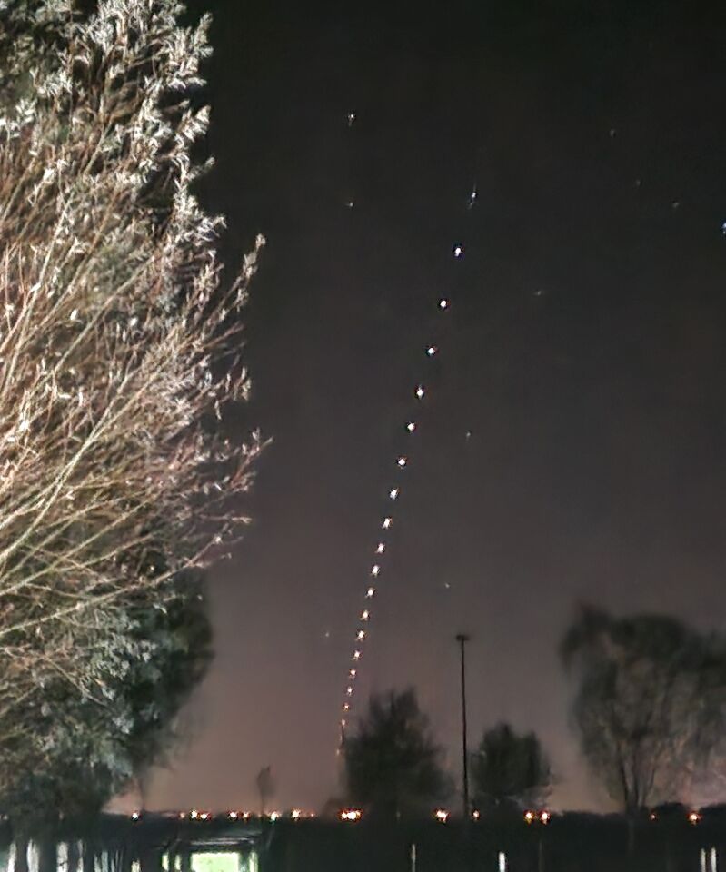 Bewegrnde lichtstreep boven rouveen-hasselt foto