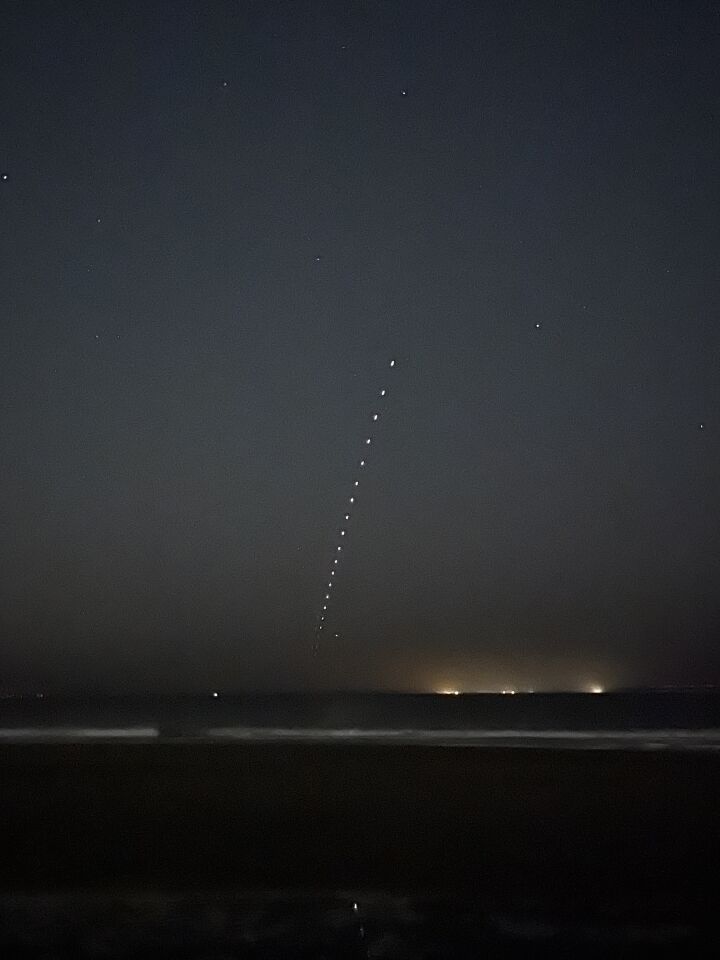 Een streng licht objecten in een flauwe boog, “vliegend” een stuk of 40 foto