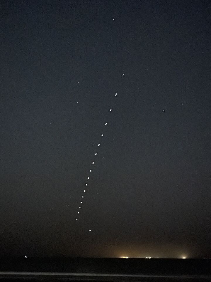 Een streng licht objecten in een flauwe boog, “vliegend” een stuk of 40 foto