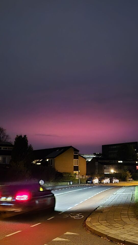 Roze gloed boven Leeuwarden foto