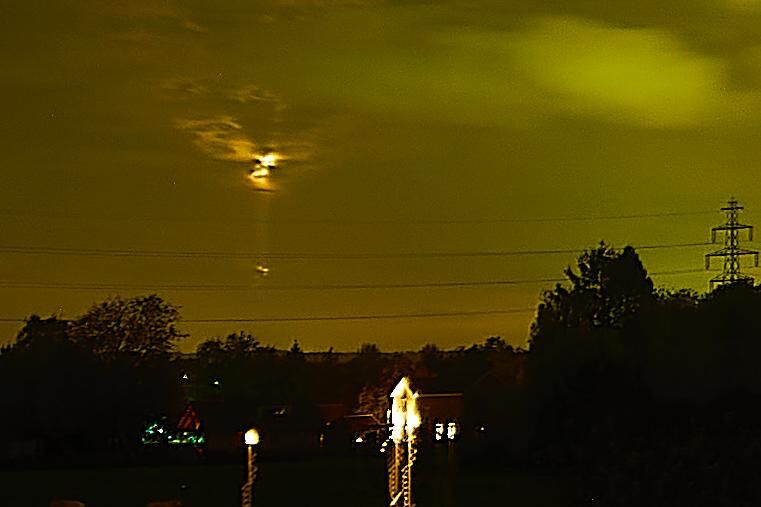 De wolken openen licht kwam op, verlicht voorwerp daalt als spin aan een draad foto