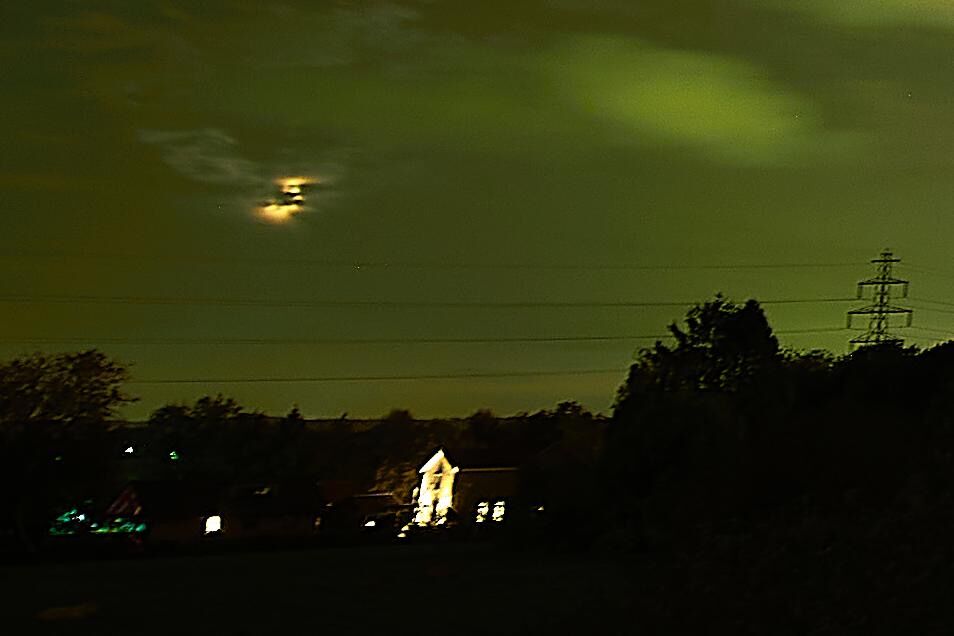 De wolken openen licht kwam op, verlicht voorwerp daalt als spin aan een draad foto