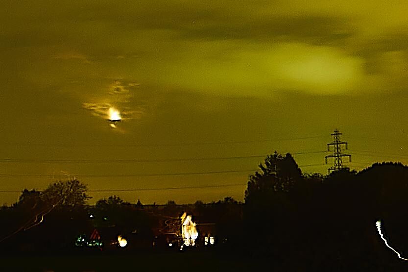 De wolken openen licht kwam op, verlicht voorwerp daalt als spin aan een draad foto