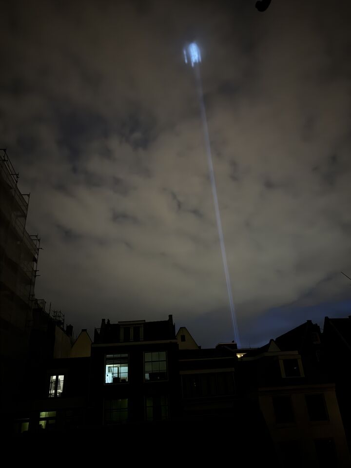 Lichtpunt vanuit de wolken in een specifieke straal naar beneden foto