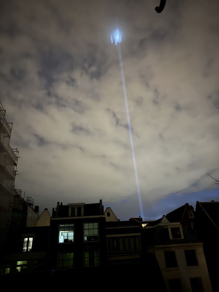 Lichtpunt vanuit de wolken in een specifieke straal naar beneden foto