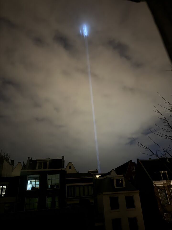 Lichtpunt vanuit de wolken in een specifieke straal naar beneden foto