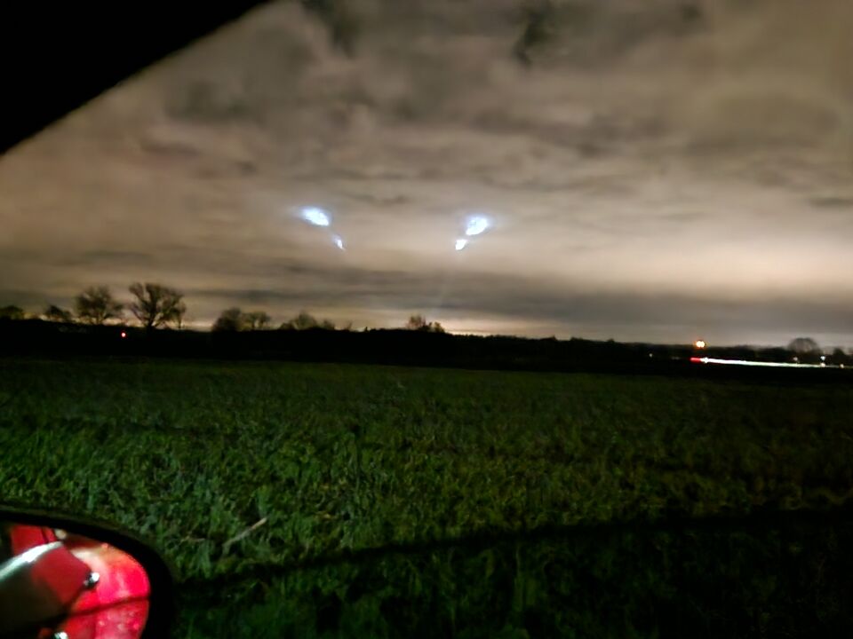 4 bewegende licht bollen wit/blauwe kleur die van vorm veranderen. foto