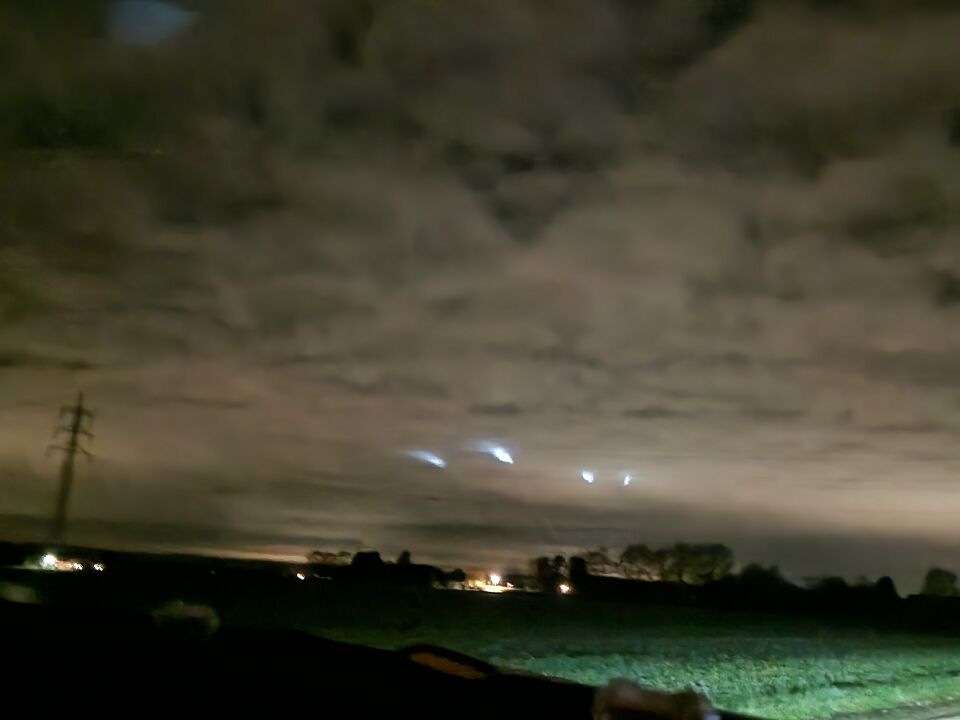 4 bewegende licht bollen wit/blauwe kleur die van vorm veranderen. foto