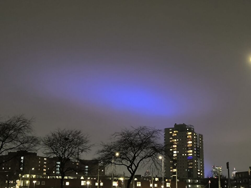 Blauwe lucht Rotterdam foto