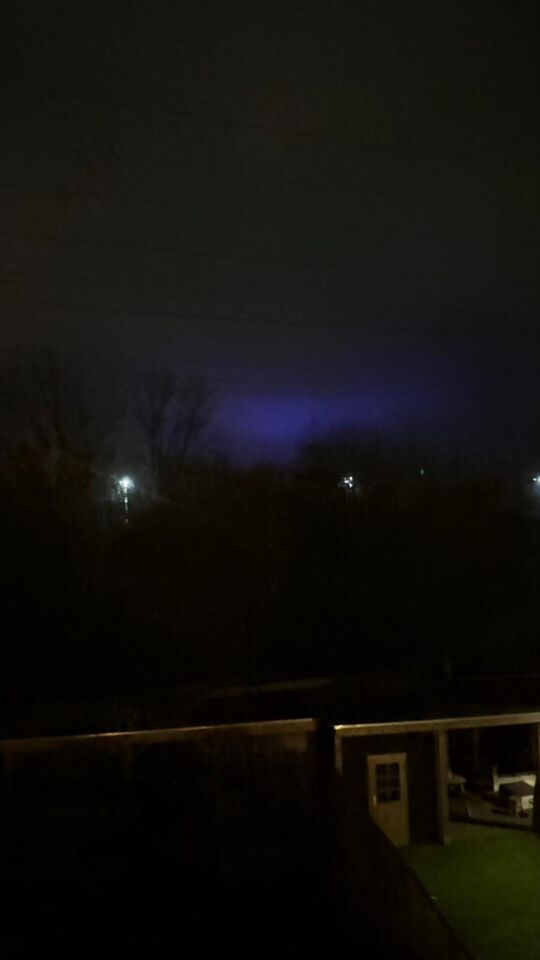 Paarse licht dat pulserend verschijnt en weer afzwakt boven Maarssen foto