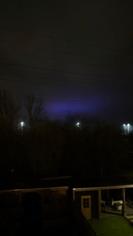 Paarse licht dat pulserend verschijnt en weer afzwakt boven Maarssen foto