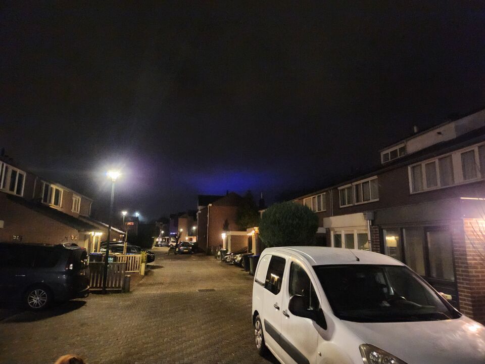 Paarse licht dat pulserend verschijnt en weer afzwakt boven Maarssen foto