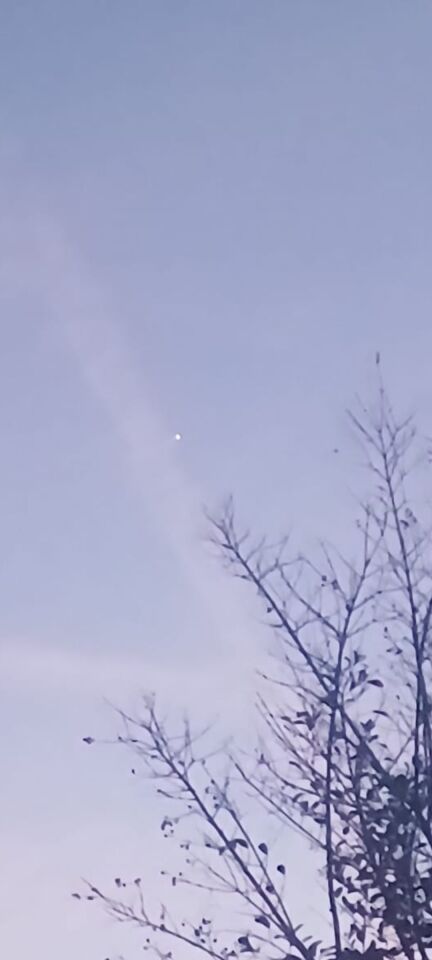 2 felle witte bollen op klaarlichte dag nijmegen foto