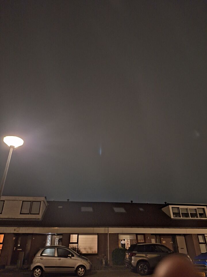 Ik zag een blauw licht heel lang in de lucht hangen. Het bewoog niet. foto