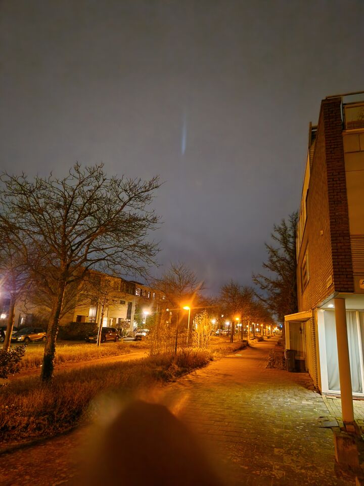 Verticale lichtstraal op 1 plek tijdens zware bewolking. foto