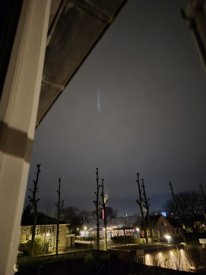 Verticale lichtstraal op 1 plek tijdens zware bewolking. foto