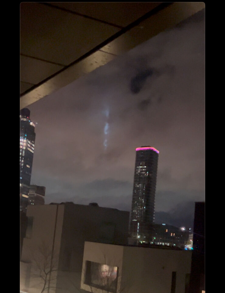 Lichtstraal vanuit de lucht richting de grond. Het was er voor ongeveer 15 min foto