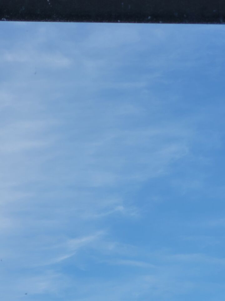 Witte bol hoog in de lucht die zich langzaam heen en weer beweegt. foto