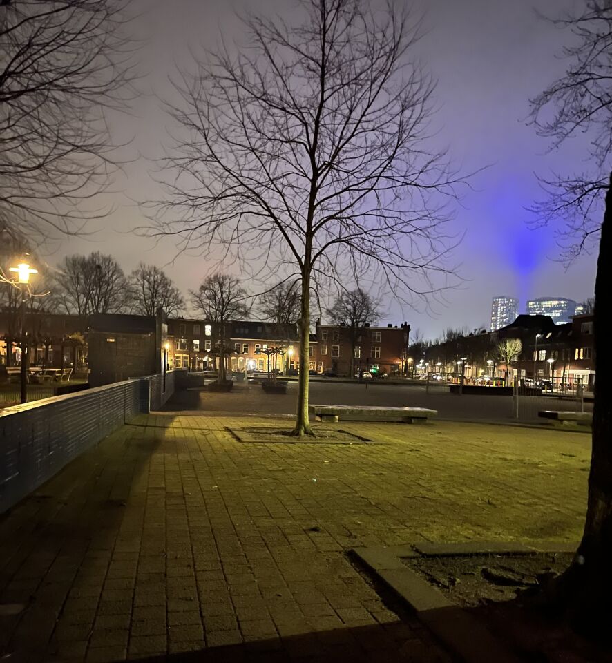 Grote zwevende straling van blauw/paars licht foto