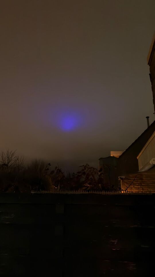 Snel wegtrekken de blauwe vlek van Zuid naar noord. Zwaar bewolkte omstandighede foto