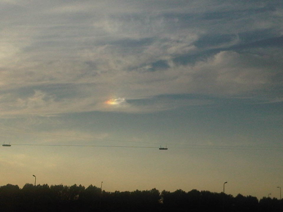 Reflecterend object boven de A4 tussen Rijswijk en Den Haag foto