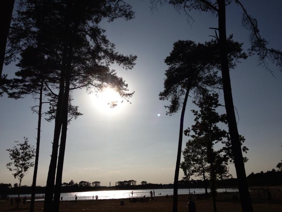 Blauwe bol vanuit het water zandafgraving Nederheide foto