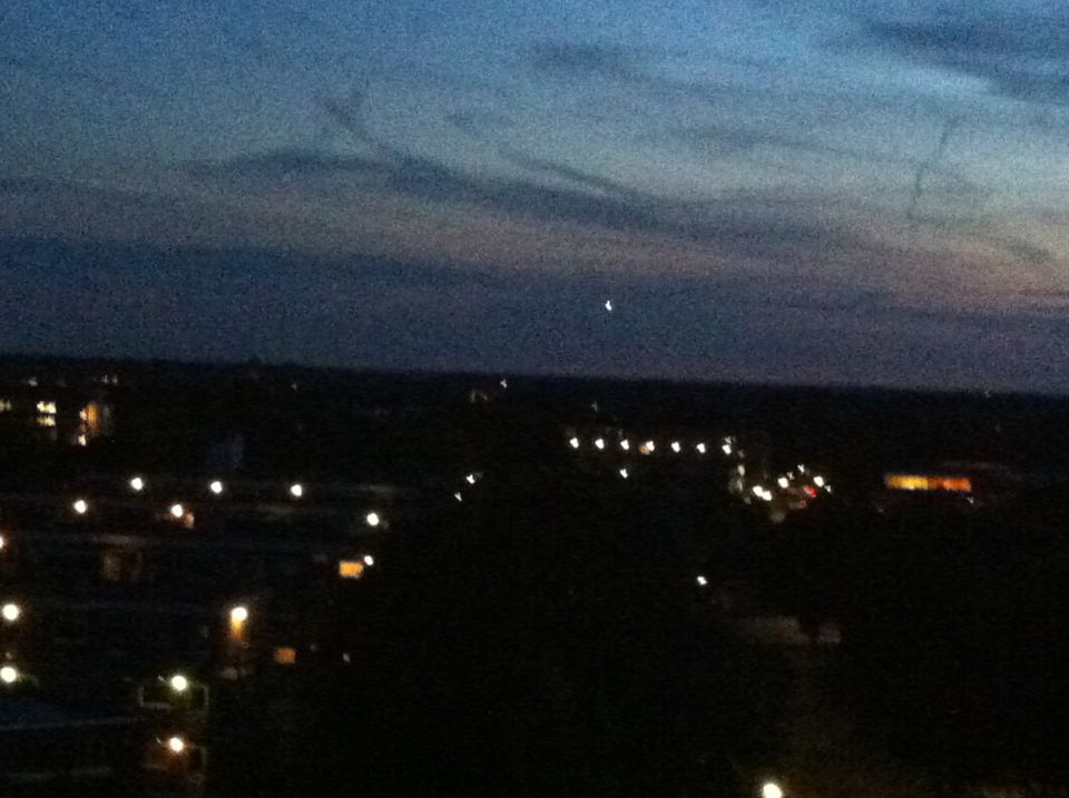 Sterk verlichte witte bol boven Bussum foto