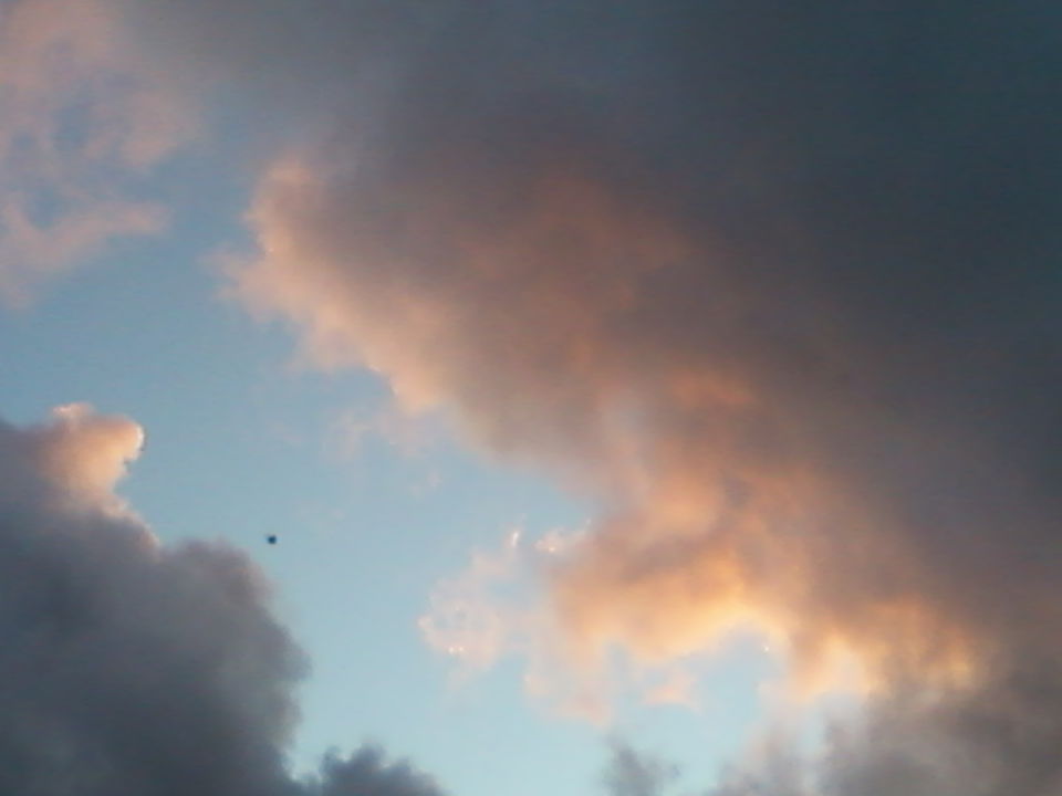 Een zwart bolletje in de lucht boven Eindhoven foto