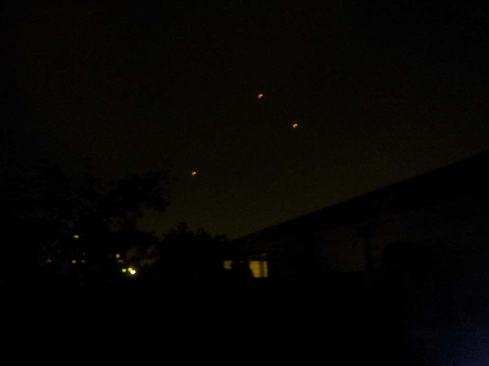 Meerdere heldere bollen boven Den Haag foto