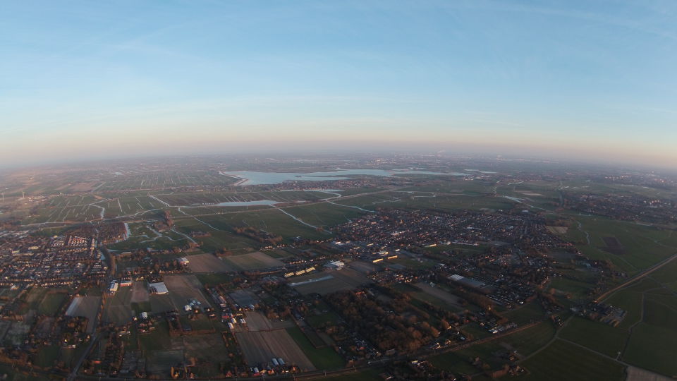 Schotelvormig object boven Limmen foto