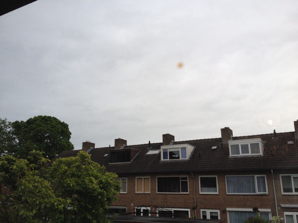 Bruin soort UFO gespot boven Eindhoven foto