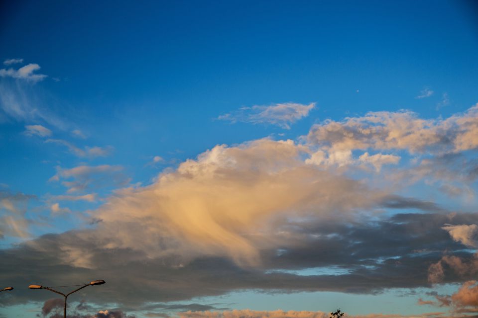 Onbekend object boven wolk foto