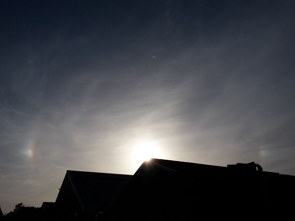 UFO te zien in halo rond de zon foto