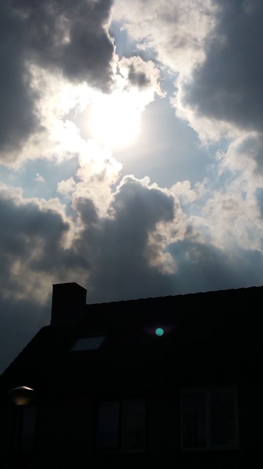 Groene bol tussen de wolken komt naar beneden foto