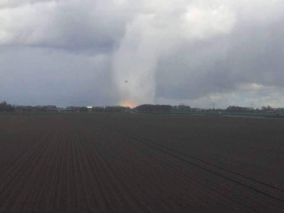 Meerdere bollen waargenomen boven weiland tijdens onweer. foto