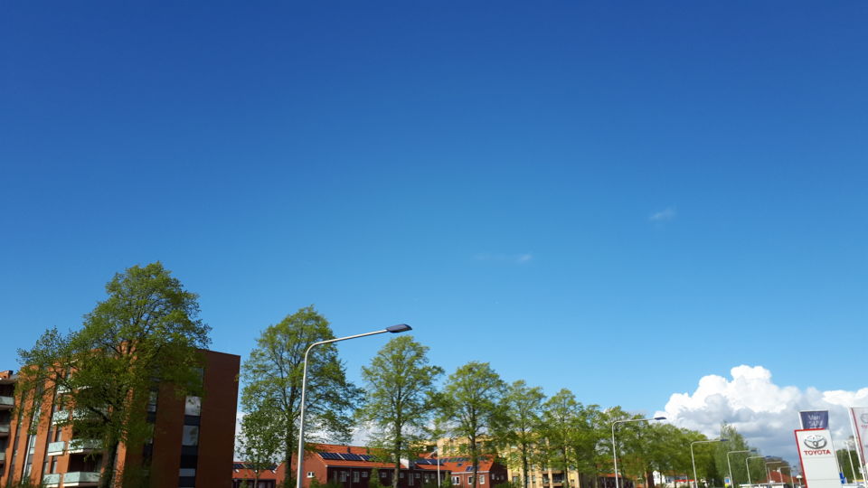 Witte bollen vliegen met enorme snelheid in Culemborg (ik heb een filmpje+foto) foto