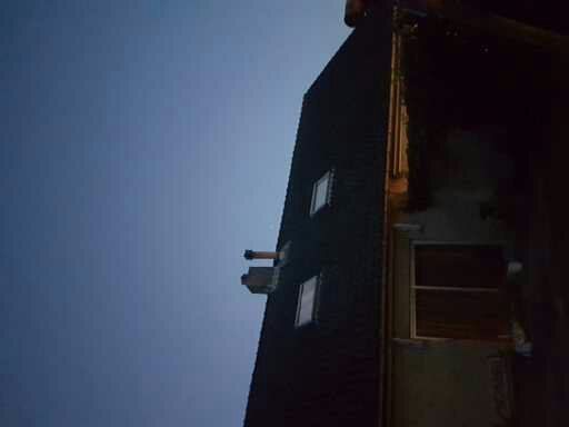 Witte geruisloze bol boven lelystad. Gefilmd en gefotografeerd foto