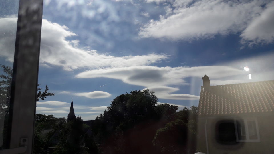 Wolk die op sigaret lijkt foto