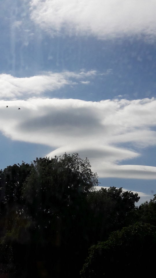 Wolk die op sigaret lijkt foto