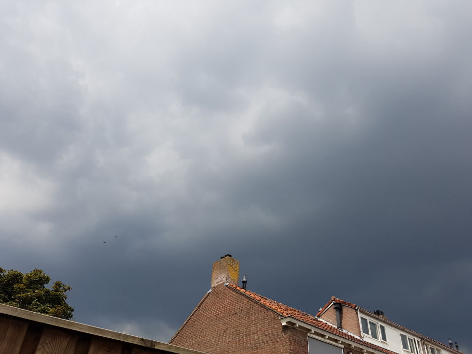 2 zwarte objecten in de lucht op foto foto